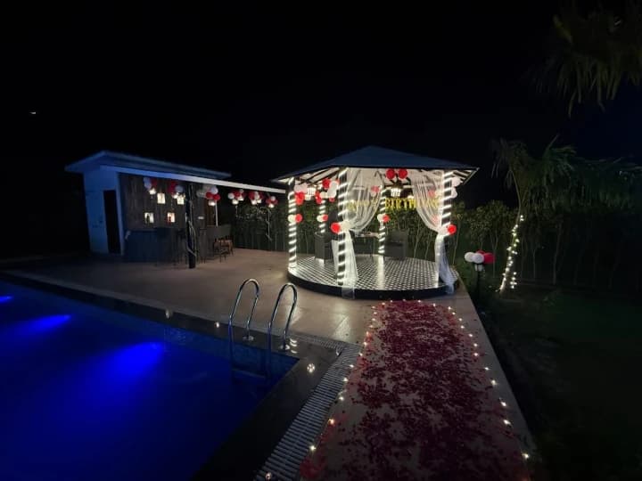 Photo 2 of 17 – 4 BHK villa with a private pool in Noida, Delhi (BMF-V385)