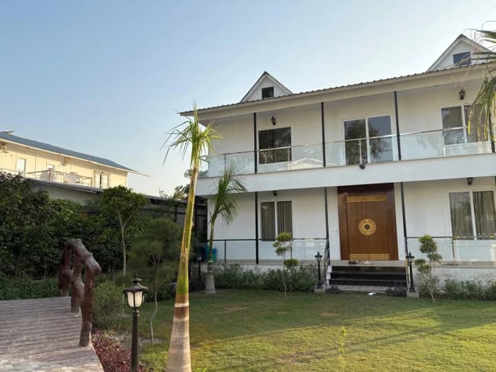 Photo 17 of 17 – 4 BHK villa with a private pool in Noida, Delhi (BMF-V385)