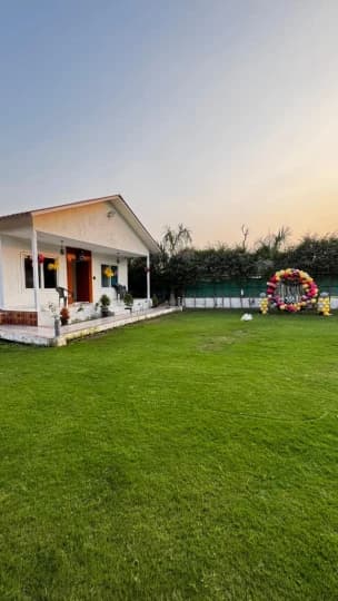 Photo 10 of 19 – 2 BHK villa with a private pool in Noida, Delhi (BMF-V455)