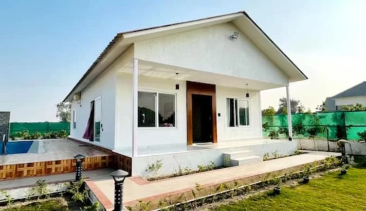 Photo 1 of 19 – 2 BHK villa with a private pool in Noida, Delhi (BMF-V455)
