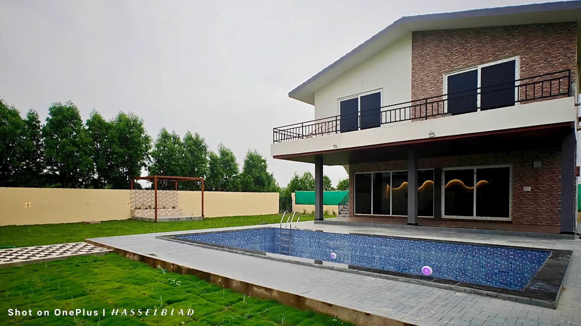Photo 1 of 12 – resort with a private pool in Mangatta, Rajnandgaon (BMF-R592)