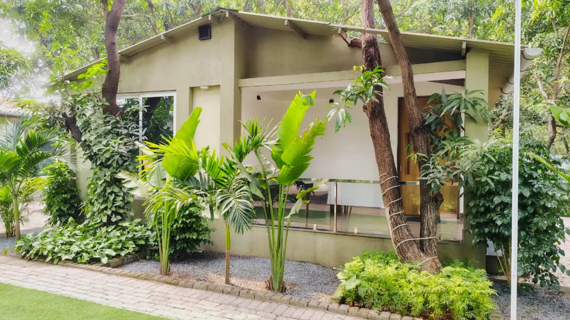 Photo 11 of 20 – 9-room resort with a pool in Ichhapur, Navsari (BMF-R595)