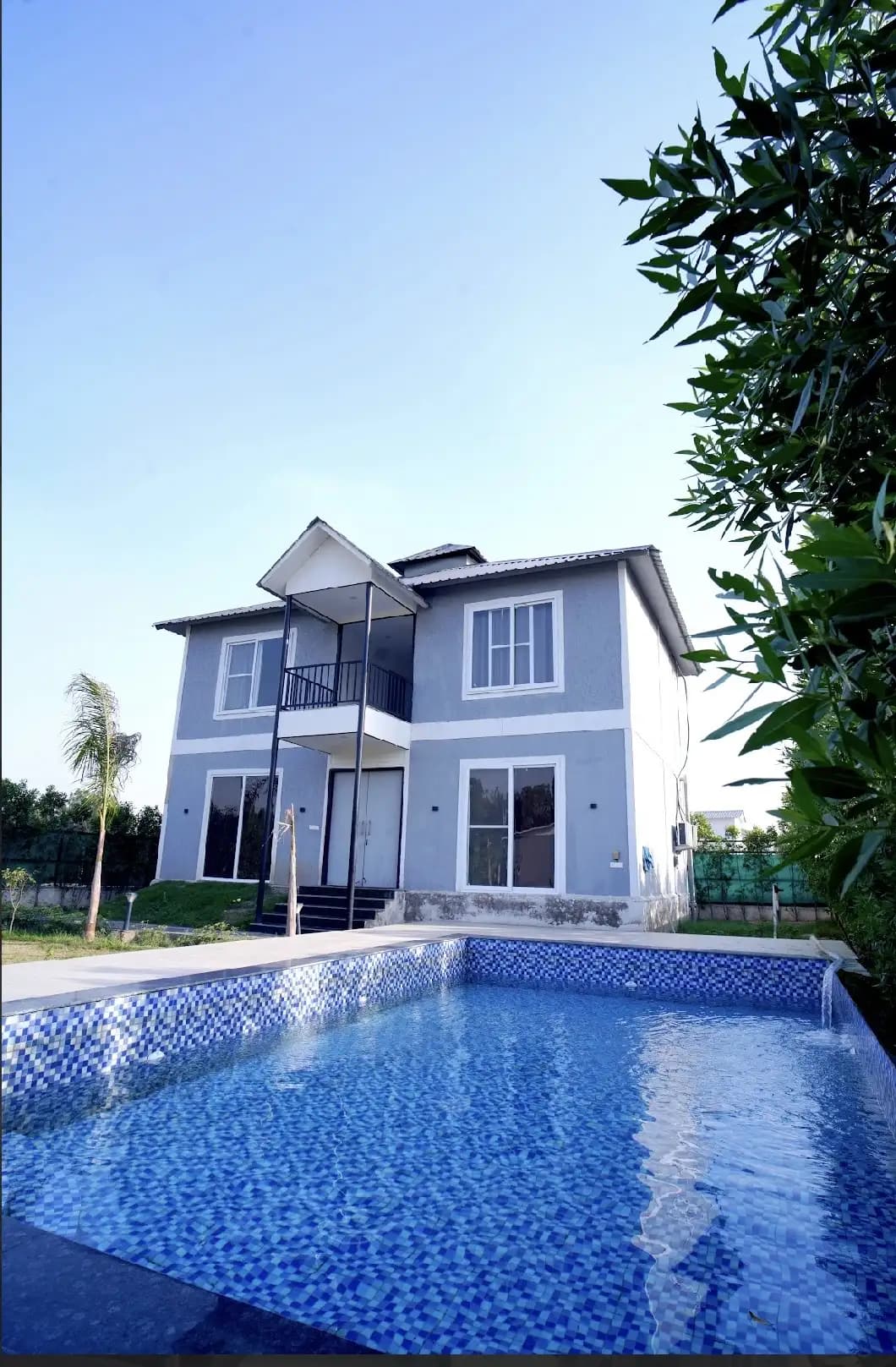 Photo 2 of 17 – 3 BHK farmhouse with a private pool in Noida, Delhi (BMF-F600)