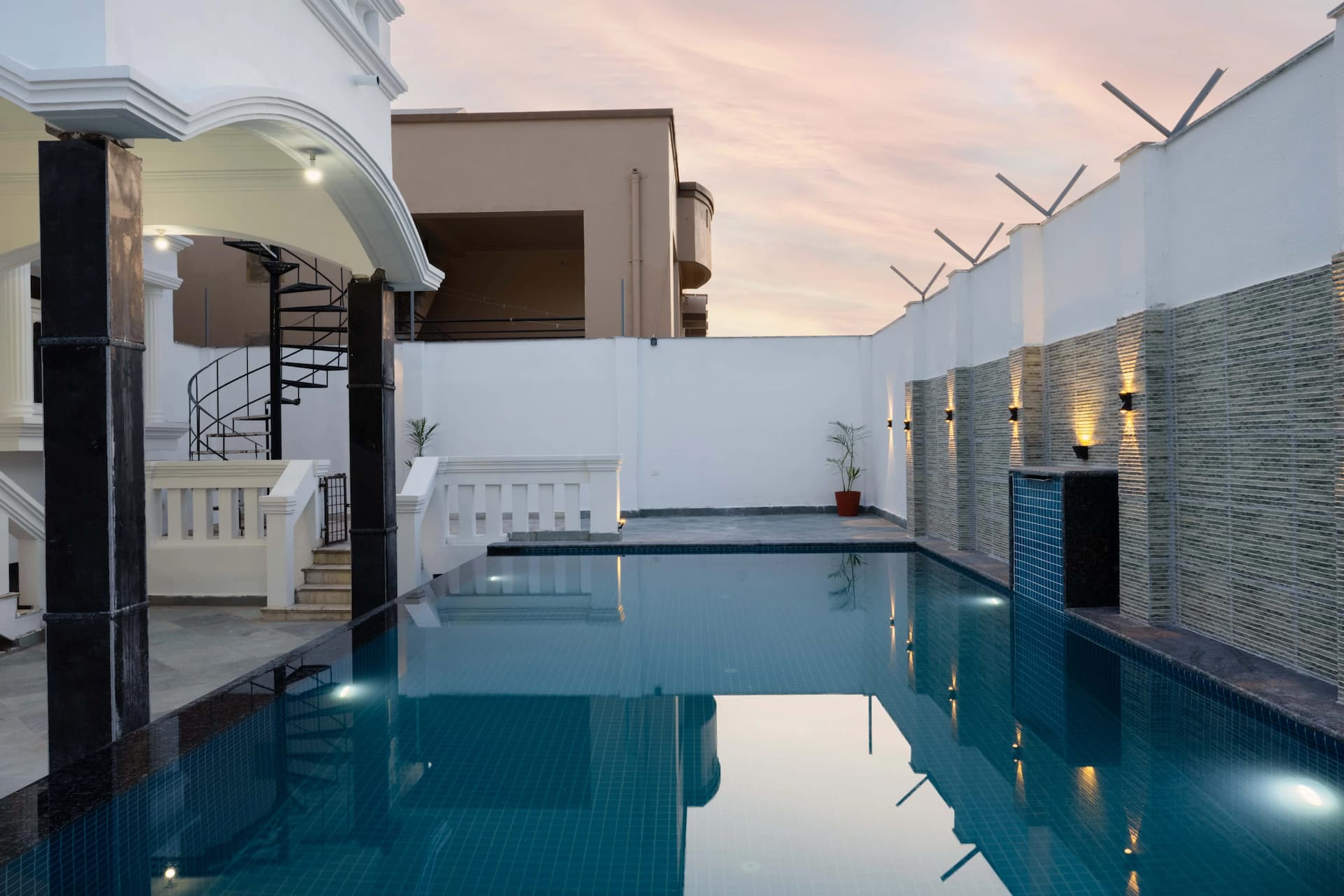 Photo 2 of 39 – 9 BHK villa with a pool in Haridass Ji Magari, Uda (BMF-V647)