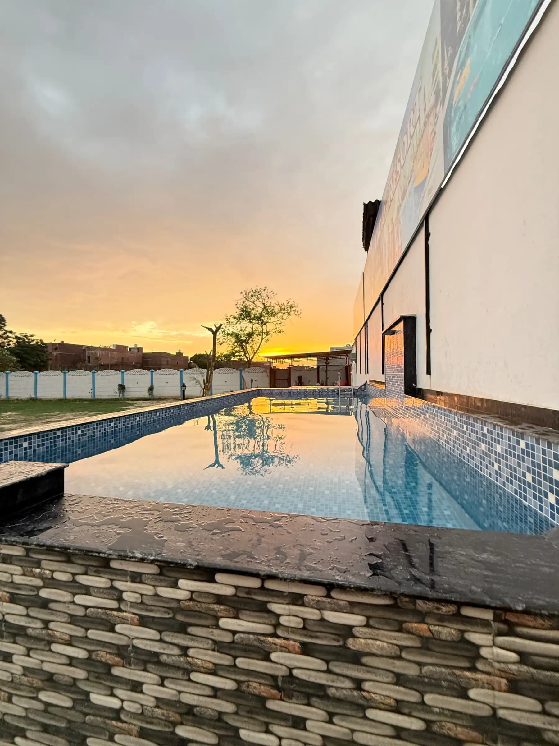 Photo 1 of 6 – 3 BHK farmhouse with a private pool in Malihabad, Lucknow (BMF-F648)