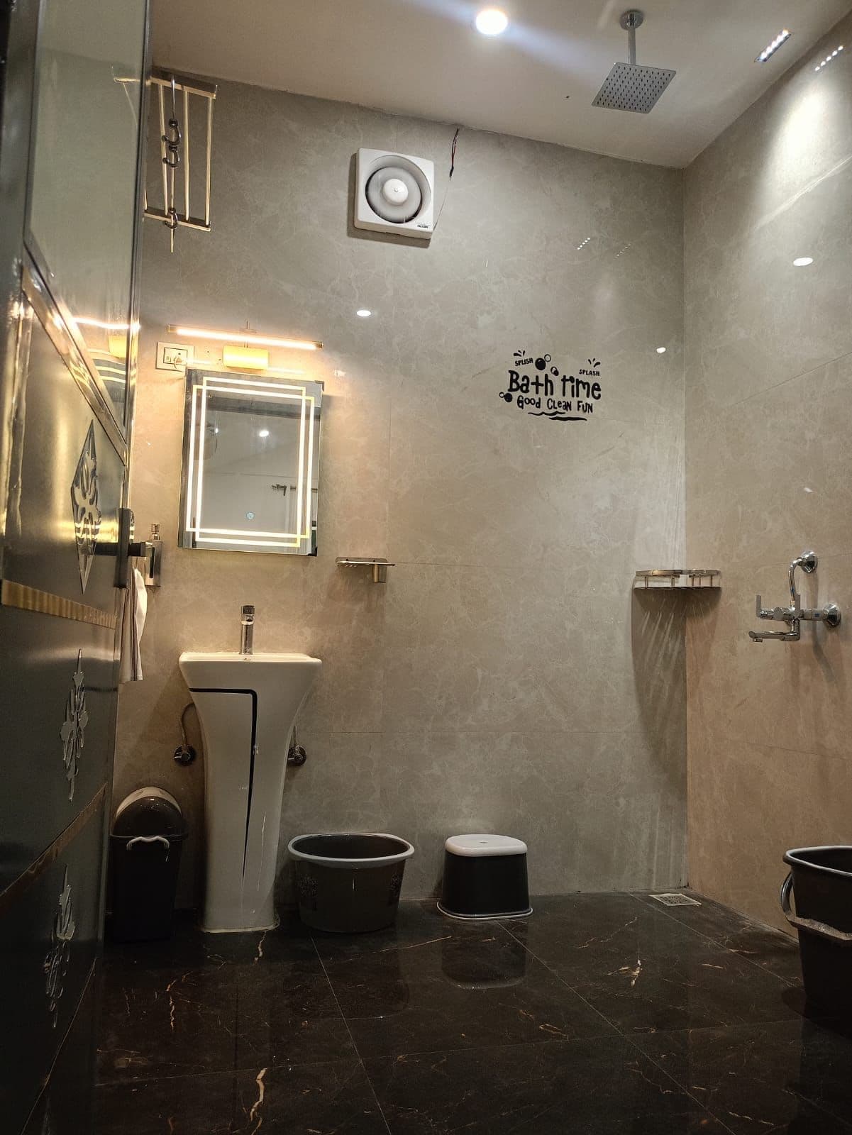 Photo 5 of 12 – 4 BHK farmhouse with a private pool in Noida, Delhi (BMF-F651)