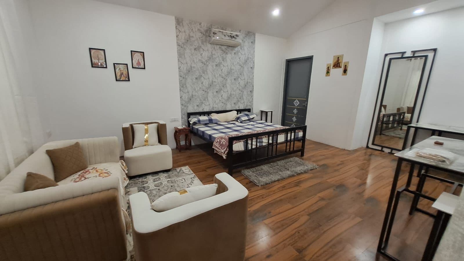 Photo 3 of 12 – 4 BHK farmhouse with a private pool in Noida, Delhi (BMF-F651)