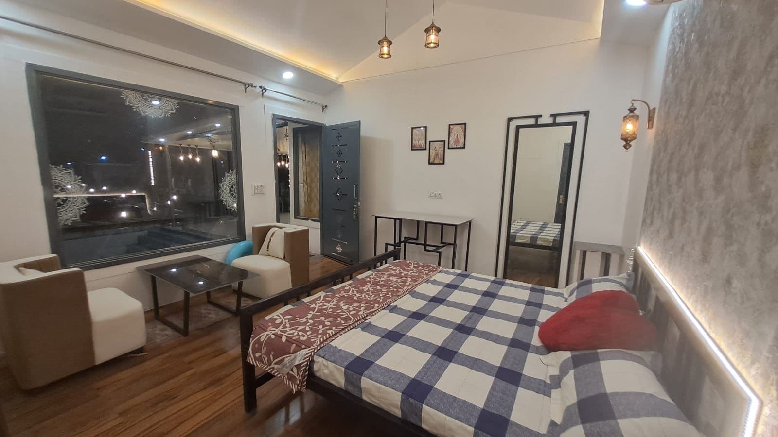 Photo 4 of 12 – 4 BHK farmhouse with a private pool in Noida, Delhi (BMF-F651)