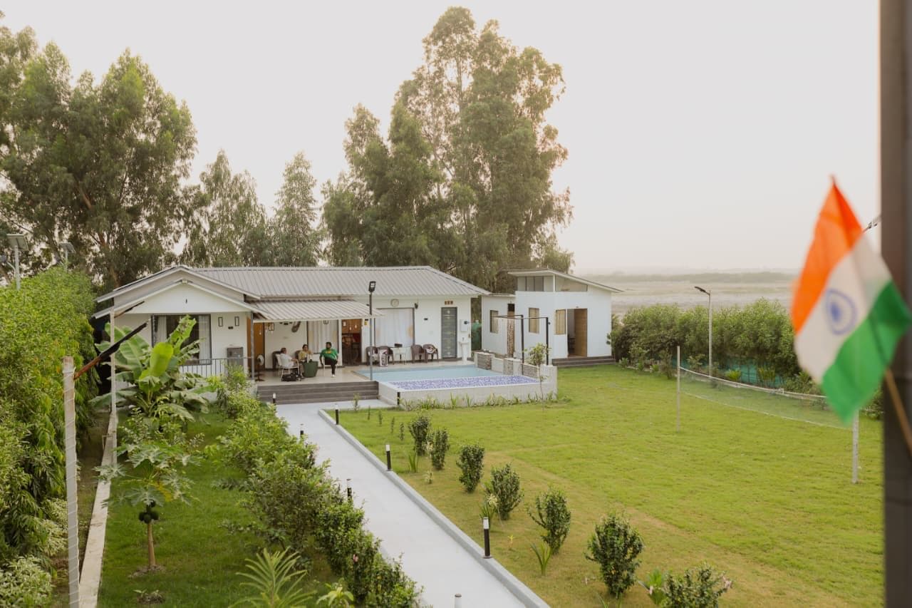 Photo 1 of 12 – 4 BHK farmhouse with a private pool in Noida, Delhi (BMF-F651)