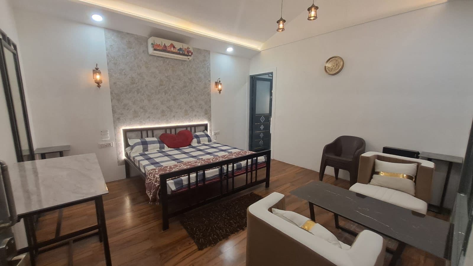 Photo 6 of 12 – 4 BHK farmhouse with a private pool in Noida, Delhi (BMF-F651)