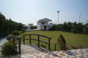 4 BHK farmhouse with a private pool in Noida, Delhi (BMF-F257)