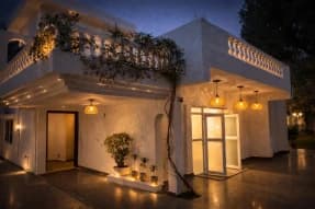 4 BHK villa with a garden in Ignou Road, Delhi (BMF-V322)