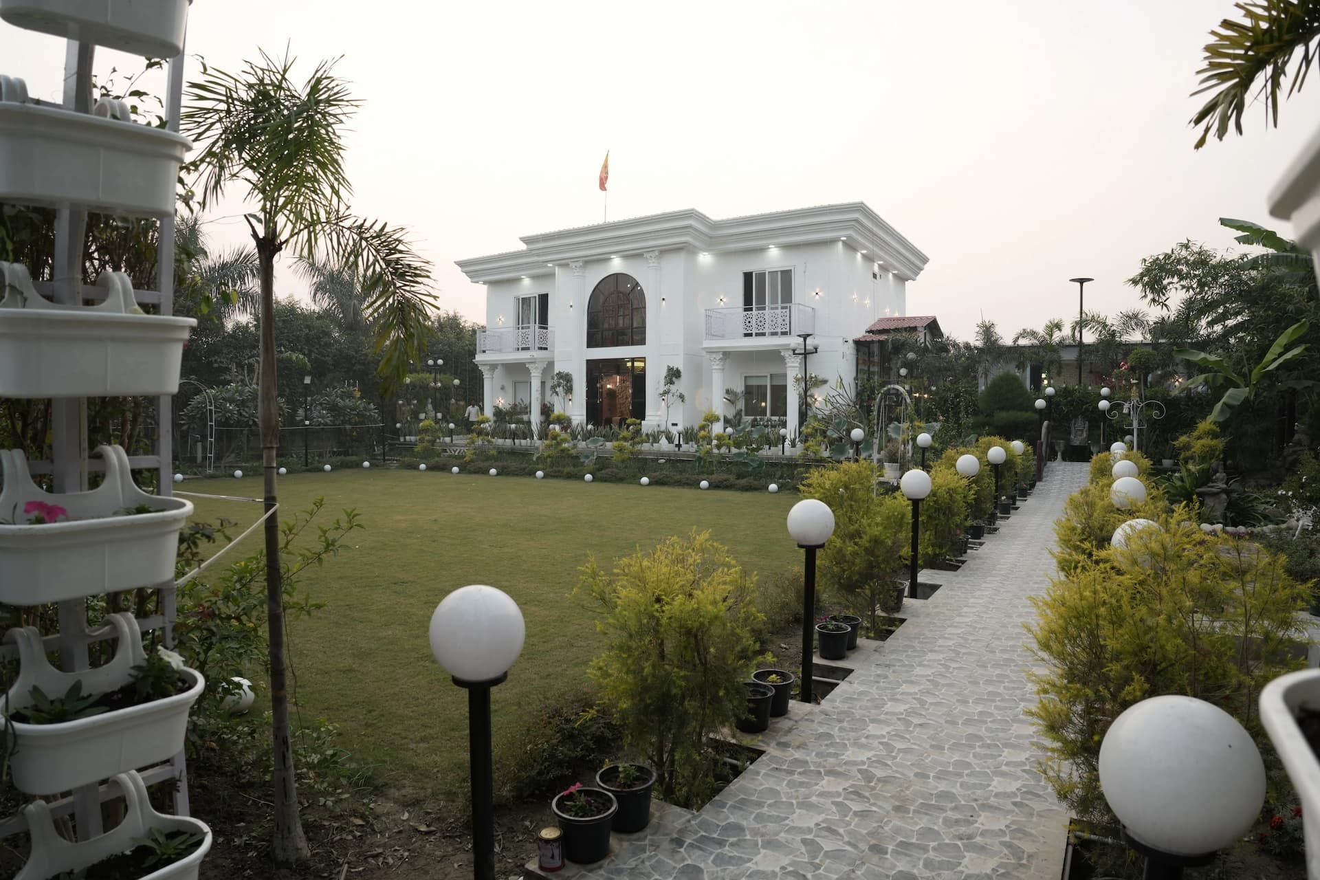 6 Farmhouses Near Delhi With a Private Swimming Pool