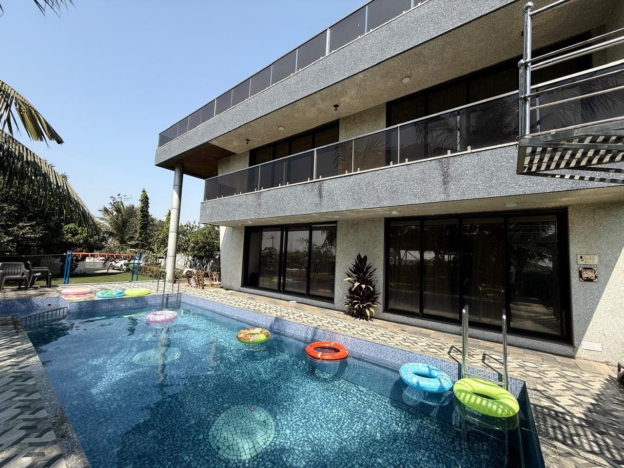 6 Farmhouses Near Surat With a Private Swimming Pool