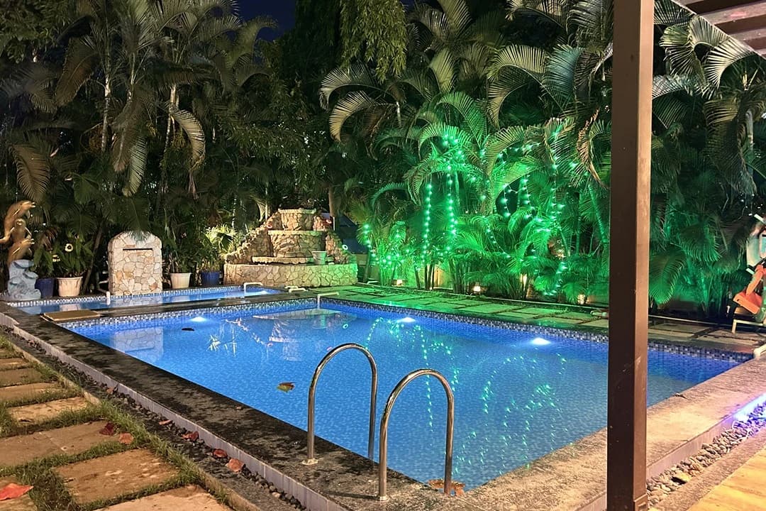 Booking for 20 to 50 People: Where the Big Properties Are