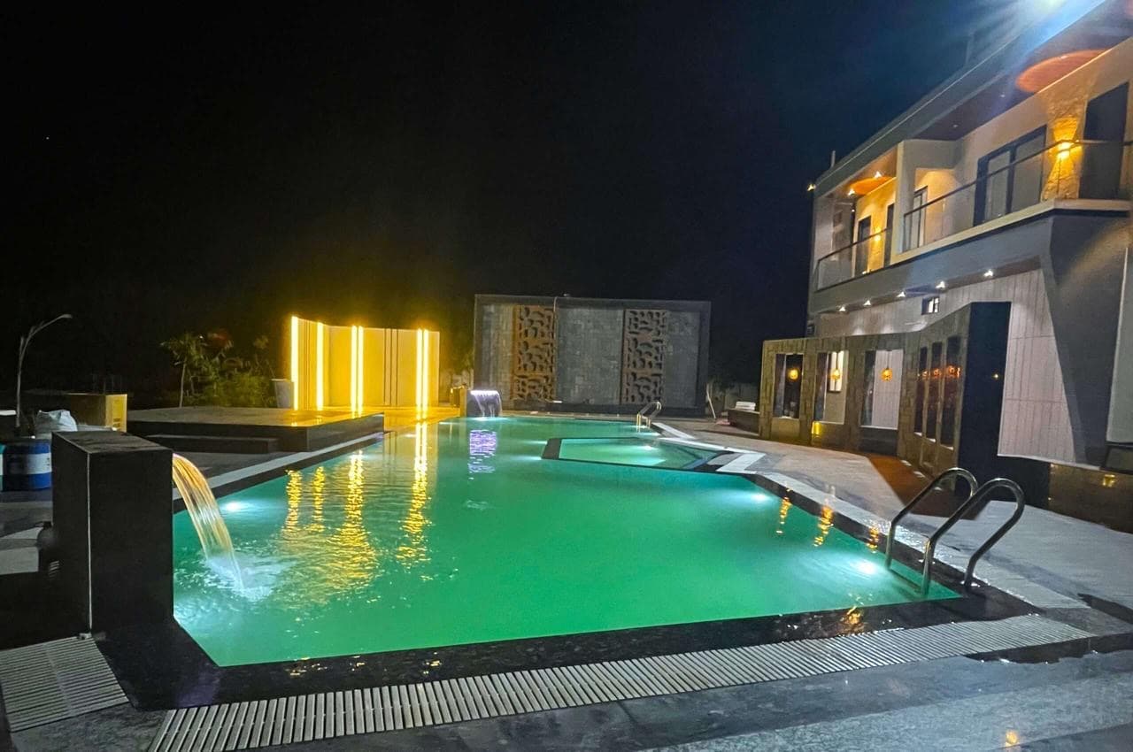 Photo 1 of 17 – 7 BHK farmhouse with a pool in Ujjain Bypass, Indore (BMF-F589)
