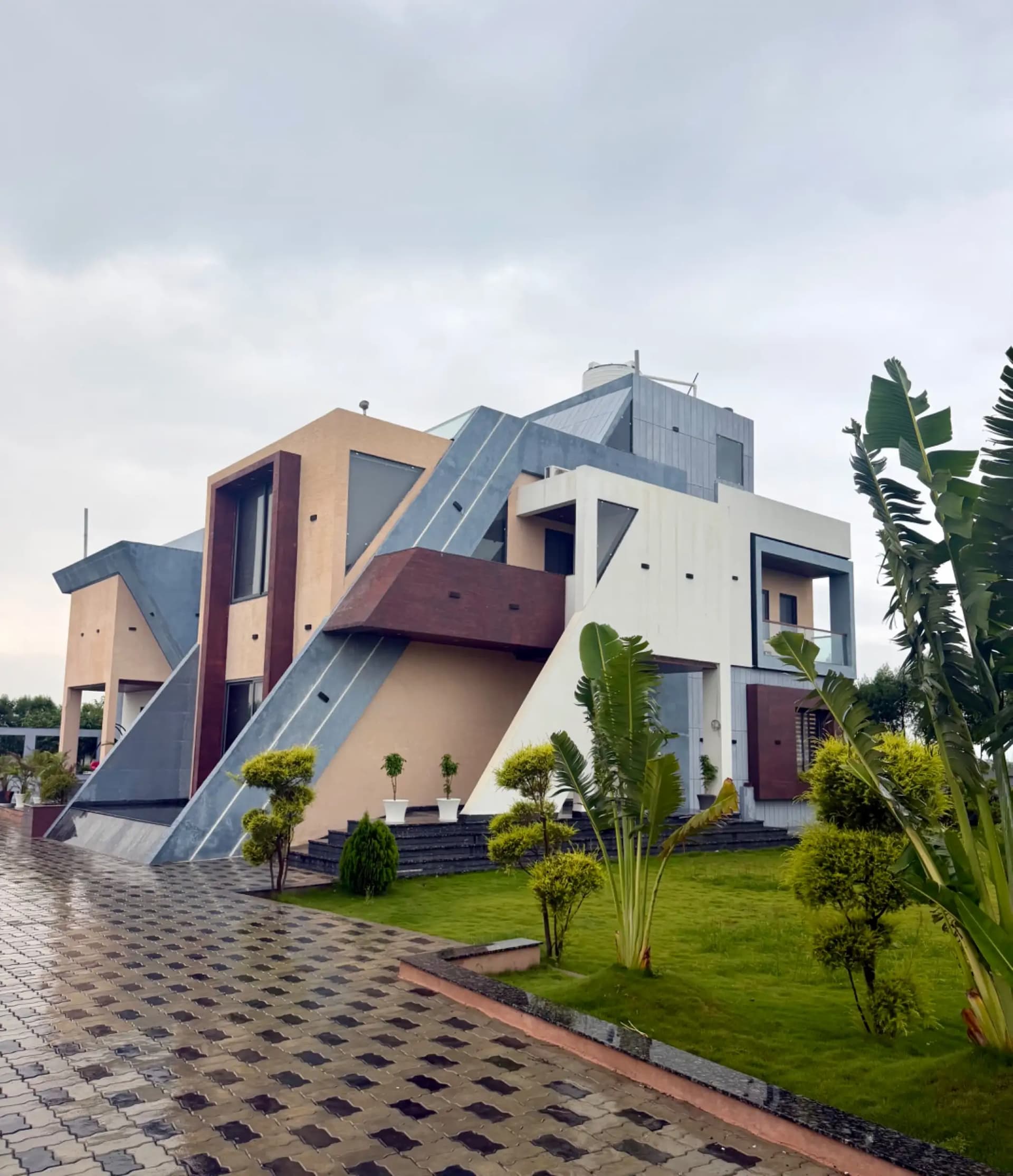 Photo 8 of 17 – 7 BHK farmhouse with a pool in Ujjain Bypass, Indore (BMF-F589)