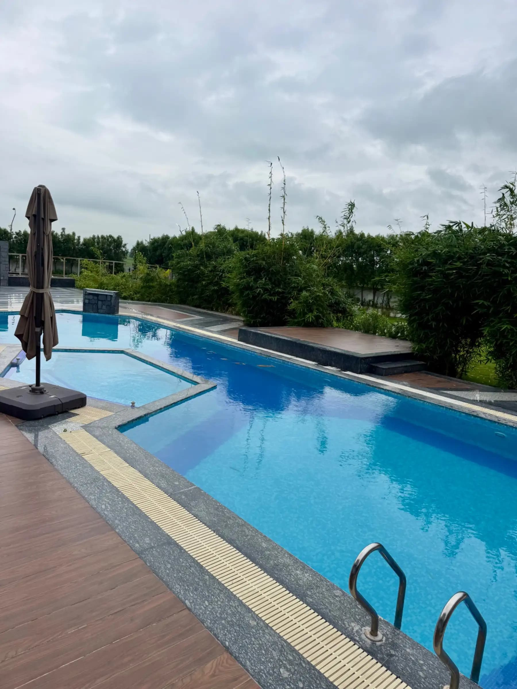 Photo 11 of 17 – 7 BHK farmhouse with a pool in Ujjain Bypass, Indore (BMF-F589)